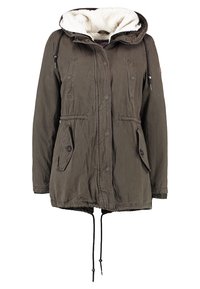 Chaqueta de exterior verde oliva con capucha, forrada con piel sintética crema. Presenta dos bolsillos frontales, cintura ajustable con cordón y capucha regulable.