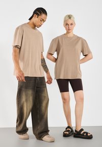 YOURTURN UNISEX BASIC GARMENT WASHED - T-shirts - taupe