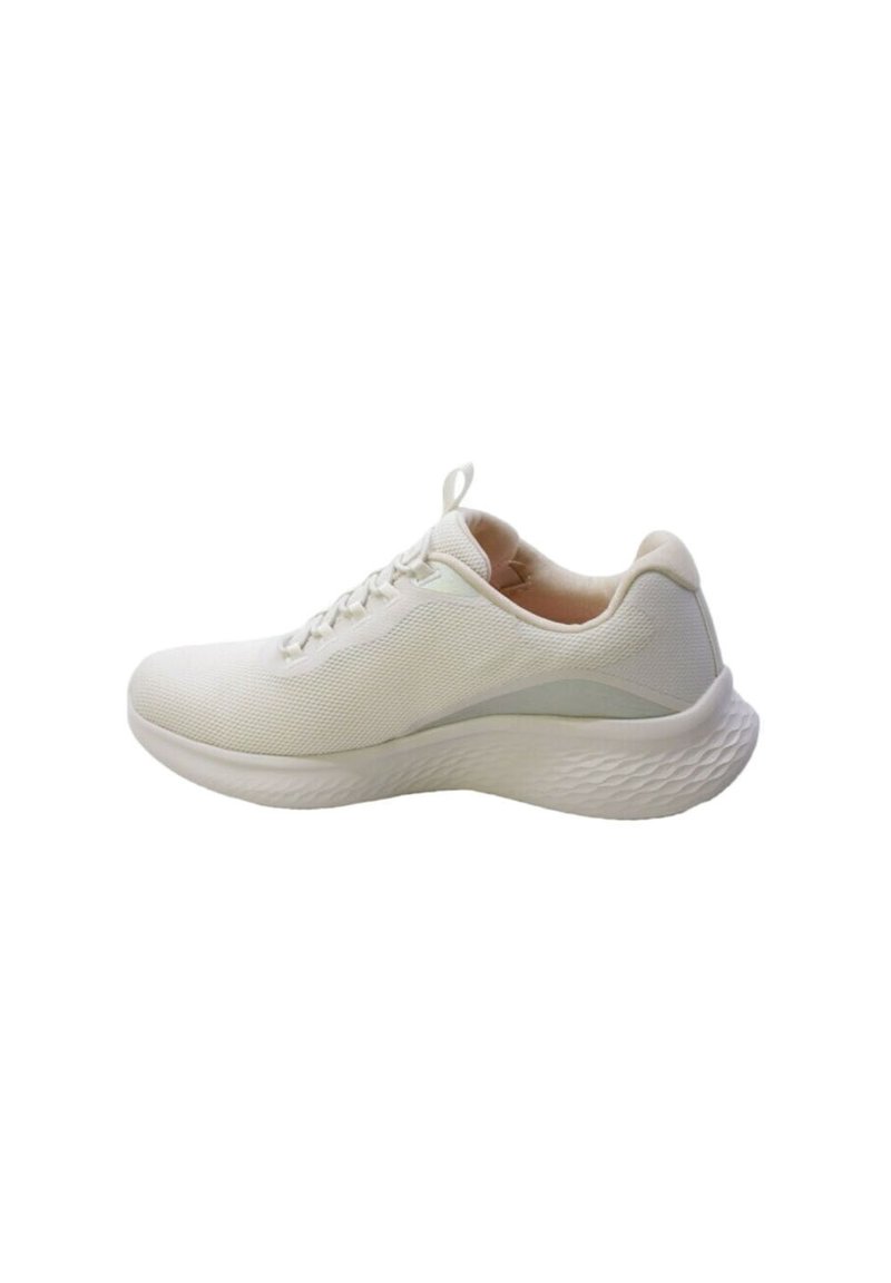 Zapatilla deportiva blanca con un upper de malla texturada, puntera redonda, interior acolchado y una suela con amortiguación que presenta un patrón ondulado.