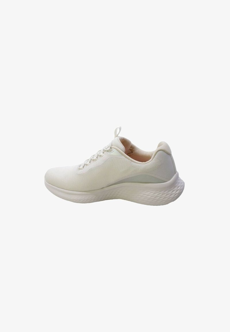 Zapatilla deportiva blanca con un upper de malla texturada, puntera redonda, interior acolchado y una suela con amortiguación que presenta un patrón ondulado.