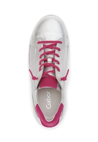 Silberne Ledersneaker mit rosa Schnürsenkeln und Akzenten, mit einer abgerundeten Zehenpartie und einer gepolsterten Innensohle. Markenname 'Gabor' ist innen sichtbar.