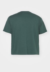 Mörkgrön, kortärmad t-shirt med rund halsringning och en slät, bomullsliknande textur; inga synliga mönster eller detaljer.