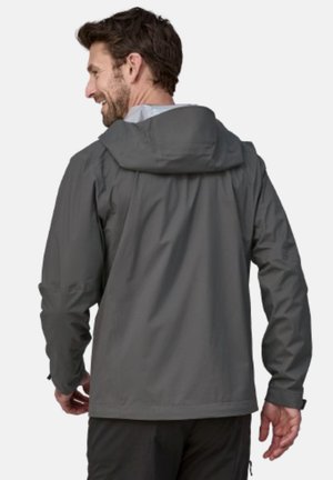 Chaqueta impermeable gris con capucha, que cuenta con mangas largas, puños elásticos y un dobladillo recto. Textura suave, diseñada para uso en exteriores.