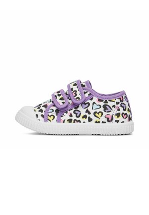Dziecięce niskie trampki z białą podeszwą, fioletowym obszyciem, dwoma paskami na rzepy i wielokolorowym wzorem serduszek na białym tle.