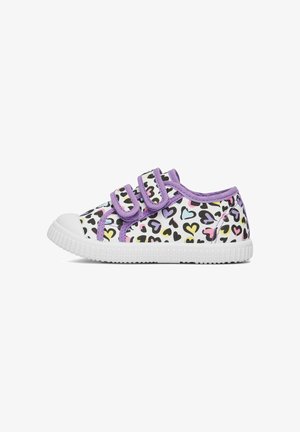 Scarpa da ginnastica bassa per bambini con suola bianca, bordo viola, due strap con velcro e motivo a cuori multicolori su sfondo bianco.