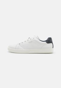 Weiße Ledersneaker mit abgerundetem Zehenbereich, sechs Ösen und strukturiertem marineblauen Fersenbereich. Verfügt über ein dezentes Logo und eine weiße Gummisohle.