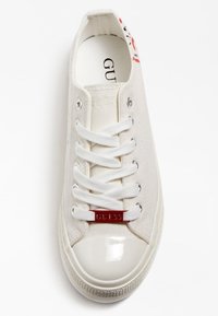 Guess NIKOLA LOGODREIECK - Sneakers basse - weiß
