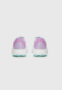 Baskets de sport violettes et blanches avec un dessus texturé, un col rembourré et des accents turquoises sur la semelle et le talon.