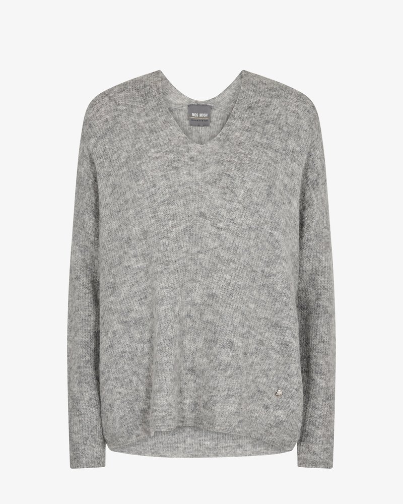 Sivi pleteni džemper s V-izrezom, opuštenog kroja i dugim rukavima. Ima suptilnu teksturu i mali logo na rubu.