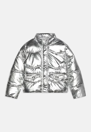 Ασημένιο πούφρε τζάκετ με cropped σχέδιο, που διαθέτει ψηλό γιακά, κλείσιμο μπροστά με φερμουάρ και δύο μπροστινές τσέπες με κουμπιά snap.