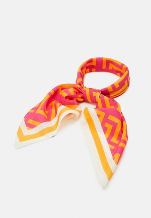 Pink og orange tørklæde med geometrisk mønster og hvid og orange kant, bundet i en løs knude på hvid baggrund.