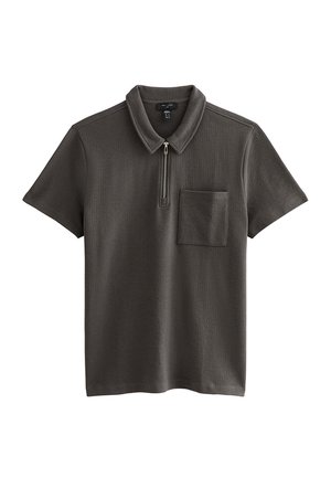 Polo a maniche corte grigio scuro con cerniera frontale e tasca sul petto, realizzato in tessuto strutturato.