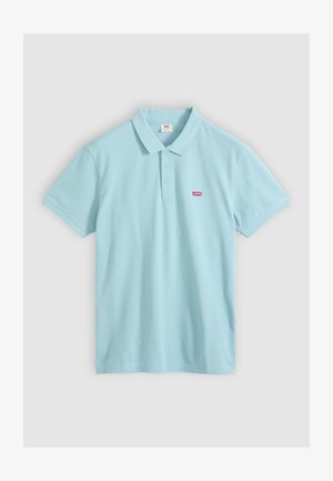 Lyseblå polo t-shirt med korte ærmer, tre knapper og lille rødt Levi’s logo på venstre bryst mod hvid baggrund.