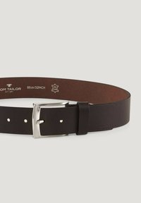 Ceinture en cuir marron avec une boucle en métal argenté, taille 85 cm (32 pouces), dotée de plusieurs trous d'ajustement et d'une finition lisse.