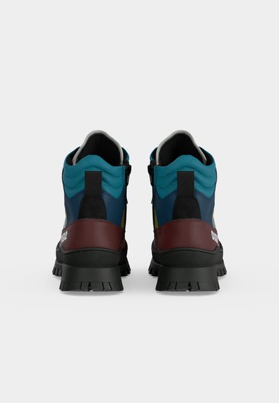 Paire de chaussures de randonnée multicolores avec des panneaux bleu sarcelle, marron, noir et bleu vues de dos sur un fond uni.
