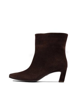 - Ankle boot
