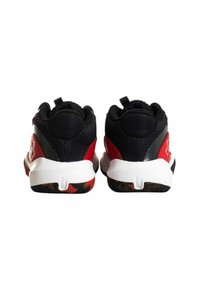 Las zapatillas deportivas negras y rojas presentan una parte superior texturizada, talón acolchado, cordones seguros y una suela duradera blanca y negra con un diseño patrón.