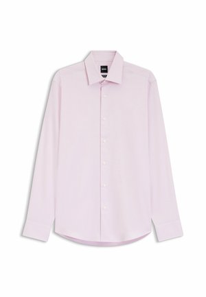 Jasnoróżowa koszula męska z długim rękawem, zapinana na guziki z przodu, z kołnierzykiem w szpic, prezentowana na białym tle.