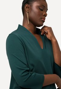 Ulla Popken À MANCHES 3/4 ET COL CALICE EN PIMA - Langarmshirt - dark green