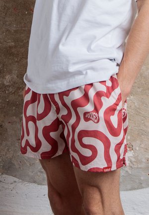 Svømme shorts med en hvid bundfarve og et bølget rødt mønster. Indeholder et lille logo-patch på venstre lår; lavet af letvægtsstof.