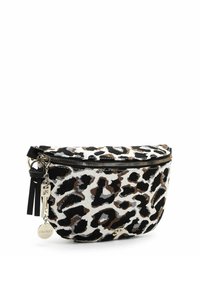 Pochette con stampa leopardata e texture morbida, dotata di una cerniera nera, accessori in oro e un portachiavi decorativo con nappina.