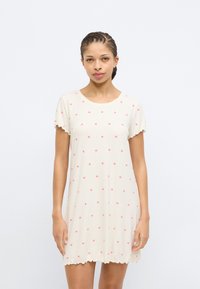 Φόρεμα κοντών μανικιών σε ανοιχτό κρεμ με ριμπ υφή, διακοσμημένο με μικρά ροζ σχέδια καρδιών, κυματιστές άκρες και στρογγυλή λαιμόκοψη.