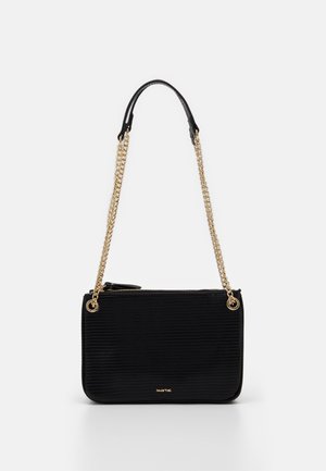 Sac à main rectangulaire noir avec une surface texturée, bandoulière en chaîne dorée avec cuir noir sur le dessus, et petit nom de marque doré à l'avant.