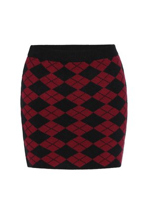 Pletená mini sukně s černobílým a červeným károvaným vzorem, s žebrovaným černým pasem a hladkou strukturou. Žádné další detaily nejsou viditelné.