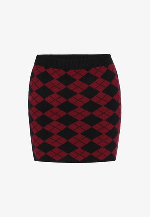 Kötött mini szoknya fekete és piros argyle mintával, bordázott fekete derékkal és sima textúrával. További részletek nem láthatók.