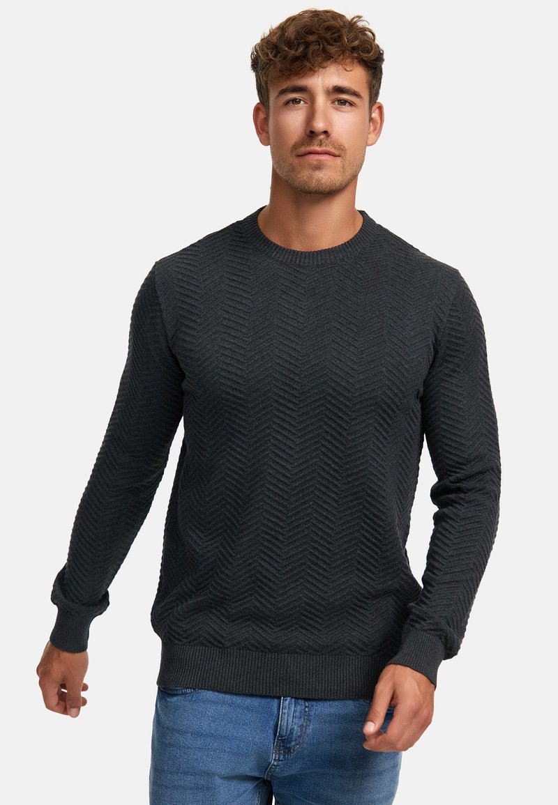Mørkegrå strikket sweater med et fiskebensmønster, ribbede manchetter og kant, rund hals og ensfarvede lange ærmer.
