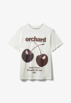 Biała bawełniana koszulka z nadrukiem przedstawiającym dwie ciemne wiśnie oraz tekstem: "Słodka wiśnia pocałowana przez słońce 2025" i "sad".