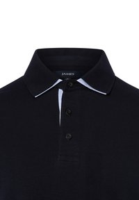 Zwart poloshirt met drie zwarte knopen, met contrasterende witte en blauwe gestreepte stof aan de binnenkant van de kraag en placket, gelabeld "James" maat medium.