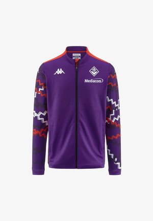 Giacca sportiva viola con chiusura zip, caratterizzata da accenti a motivi rossi, bianchi e neri sulle maniche e dai loghi di Mediacom e Kappa.