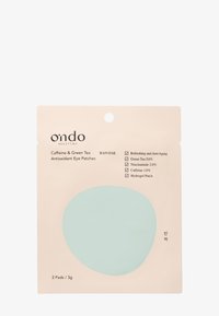 Un packaging rosa cipria per patch oculari al caffeina e tè verde, caratterizzato da un design circolare liscio di un blu chiaro e un elenco dettagliato degli ingredienti.