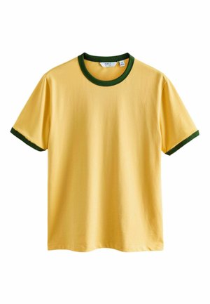 Sárga rövid ujjú póló sötétzöld bordázott gallérral és ujjszegélyekkel, fehér háttér előtt laposan elhelyezve.