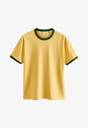 Gelbes kurzärmliges T-Shirt mit dunkelgrünem, geripptem Kragen und Ärmelabschlüssen, flach auf weißem Hintergrund dargestellt.