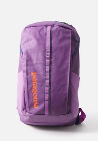 Paarse rugzak met een gestructureerde stof, voorzien van een oranje Patagonia-logo, zijzakken en blauwe accenten op de ritsen en banden.