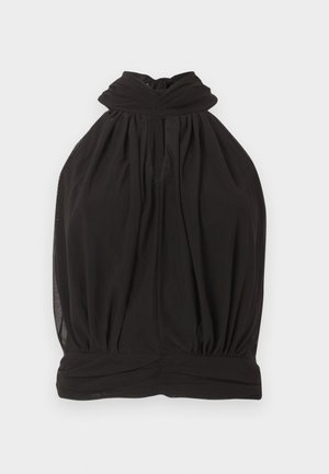 Haut noir sans manches à col licou torsadé haut avec un buste ample et froncé sur fond blanc.