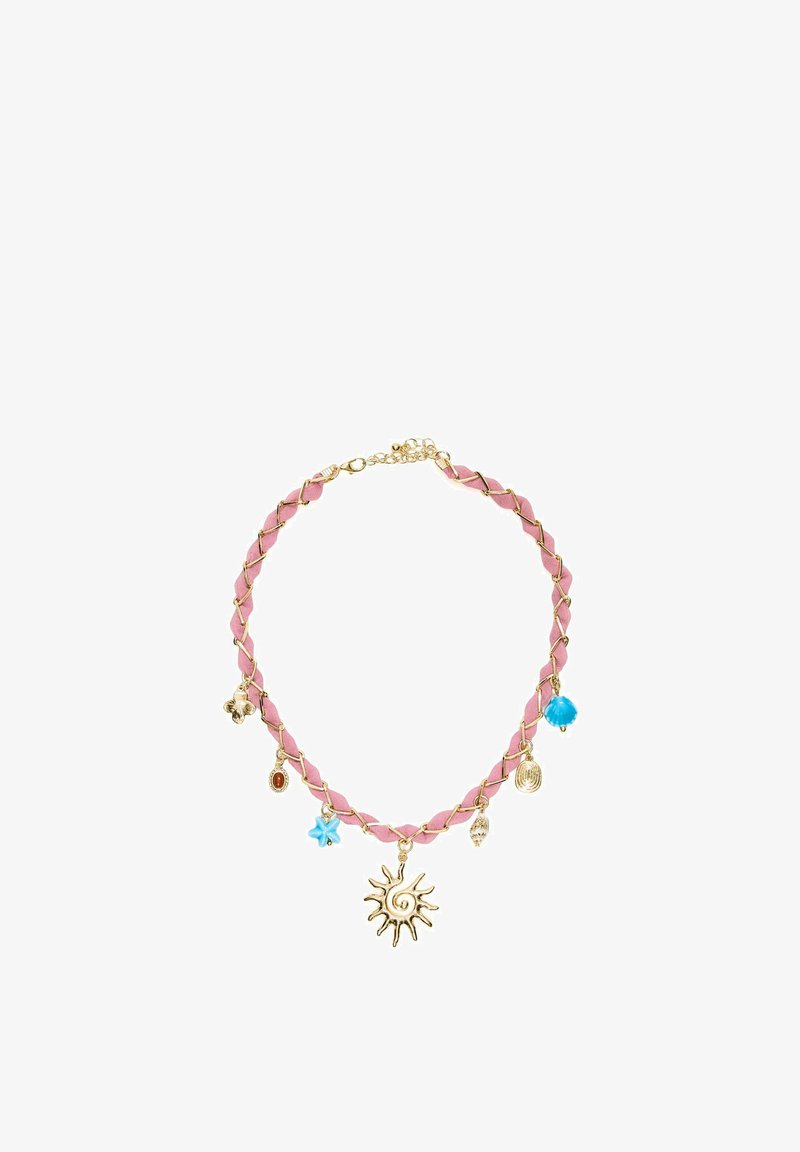 Collier en cuir tressé rose avec chaîne en or, avec des breloques soleil, étoile de mer, coquillage, fleur et perle bleue.