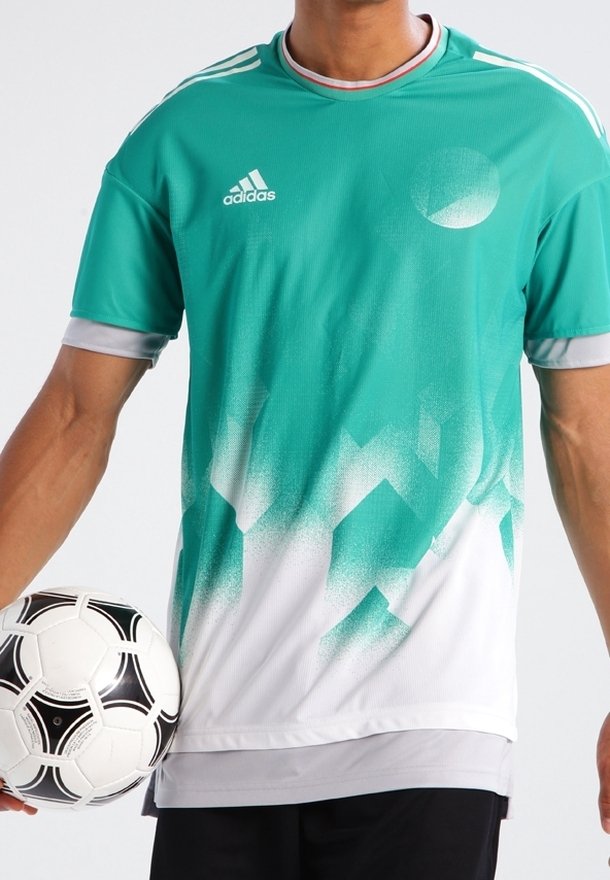 Turkos träningströja med graduerad design, har vita accenter och tre ränder på axlarna, tillsammans med en svart och vit fotboll.