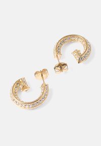 Brincos de argola em tom dourado com um design em espiral, adornados com strass ao longo da borda externa. Parte de trás fechada com fecho tipo pino.