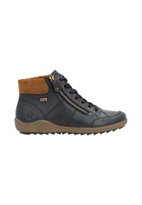 Bottes chelsea en cuir marine avec un col en suède marron, dotées d'une fermeture éclair sur le côté, d'un bout rond et d'une surface texturée. Semelle en caoutchouc avec grip.