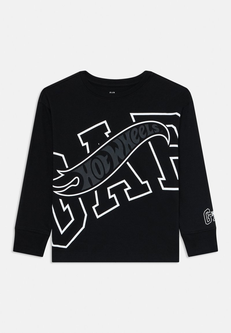 Schwarzes Langarm-T-Shirt mit fettem weißen "GAP"-Schriftzug und einem schwarz-weißen "Hot Wheels"-Grafikmotiv auf der Vorderseite.