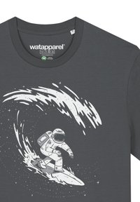 Donkere grijze t-shirt met een witte graphic van een astronaut die op een golf surft, met sterren op de achtergrond. Gemaakt van organisch materiaal.