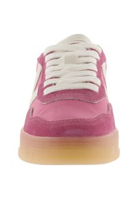 Scarpa da ginnastica rosa e bianca con lacci bianchi spessi e suola traslucida color gomma, vista frontale.