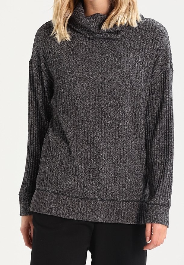 Šedý, texturovaný rolák se žebrovaným vzorem a dlouhými rukávy, s volným střihem a délkou, která sahá pod boky.