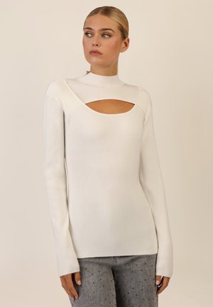 Weißes geripptes Langarmshirt mit Mock-Neck und Ausschnittdetails an der Brust, das eine figurbetonte Passform und eine weiche Textur aufweist.
