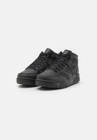 Czarne trampki typu high-top z gładkiej skóry, z przeszyciami, wyściełanym kołnierzem oraz textured gumową podeszwą.