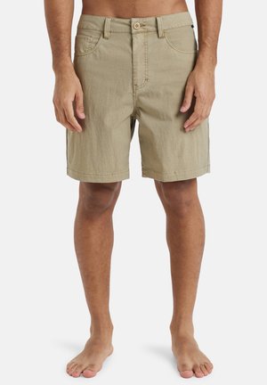 Khaki katoenen shorts hebben een rechte snit, riemlussen, zijzakken en een enkele knoopsluiting met zichtbare stiksels.