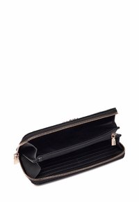 Portafoglio in pelle nera con chiusura a zip, dotato di numerosi scomparti per carte e di un vano centrale con zip. Accenti in hardware color oro.